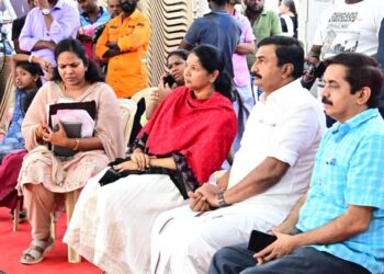 சென்னை சங்கமம் நம்ம ஊரு திருவிழா ஒத்திகையை கனிமொழி எம்.பி பார்வையிட்டு கிராமியக் கலைஞர்களுடன் உரையாடினார்.