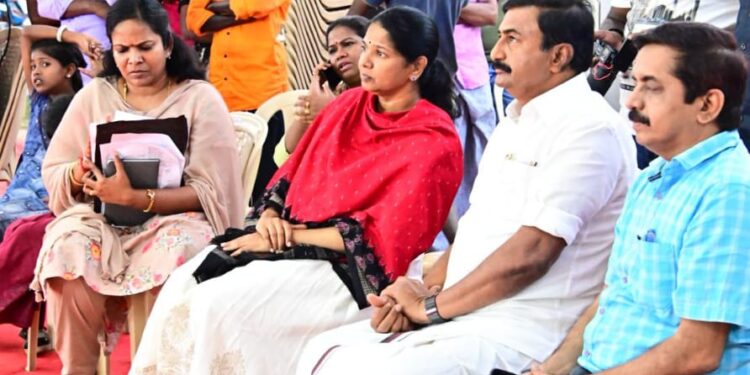 சென்னை சங்கமம் நம்ம ஊரு திருவிழா ஒத்திகையை கனிமொழி எம்.பி பார்வையிட்டு கிராமியக் கலைஞர்களுடன் உரையாடினார்.