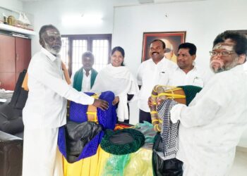 வெள்ள நீரில் அடித்துச் செல்லப்பட்ட இசைக்கருவிகள், தகவலறிந்தவுடன் புதிய இசைக்கருவிகளை வாங்கி கொடுத்த கனிமொழி கருணாநிதி*