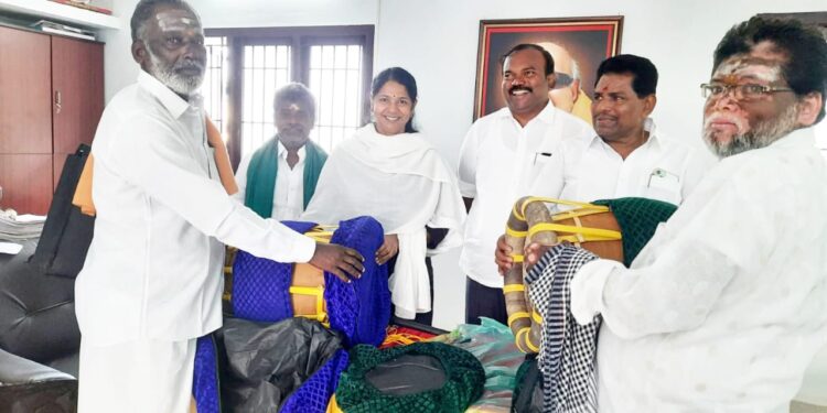 வெள்ள நீரில் அடித்துச் செல்லப்பட்ட இசைக்கருவிகள், தகவலறிந்தவுடன் புதிய இசைக்கருவிகளை வாங்கி கொடுத்த கனிமொழி கருணாநிதி*