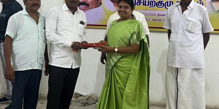 தமிழக முதலமைச்சர் முக.ஸ்டாலின் கரத்தை வலுப்படுத்த அனைவரும் பணியாற்ற வேண்டும். தூத்துக்குடியில் தைப்பொங்கல் திருநாளையொட்டி அமைச்சர் கீதாஜீவன், மேயர் ஜெகன் பெரியசாமியிடம் வாழ்த்துகளை பெற்றுக்கொண்டவர்களிடம் வேண்டுகோள்.