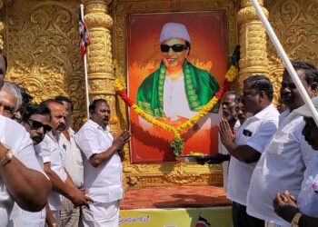 தூத்துக்குடியில் எம்.ஜி.ஆர் 107வது பிறந்தநாளை முன்னிட்டு மாநில அதிமுக வர்த்தக அணி செயலாளர் சி.த.செல்லப்பாண்டியன் மலர் தூவி மரியாதை!!!