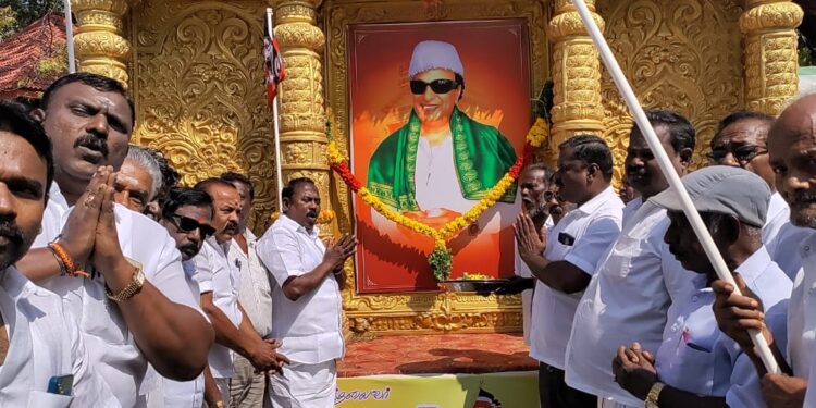 தூத்துக்குடியில் எம்.ஜி.ஆர் 107வது பிறந்தநாளை முன்னிட்டு மாநில அதிமுக வர்த்தக அணி செயலாளர் சி.த.செல்லப்பாண்டியன் மலர் தூவி மரியாதை!!!