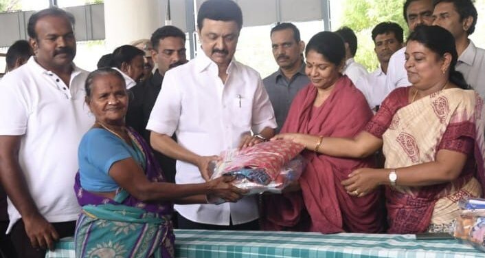 தூத்துக்குடி எம்.பி, அமைச்சர், மேயர் ஆசியோடு  தங்கமாக ஜொலித்த திமுகவினர் 