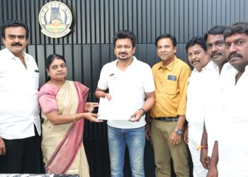 சேலம் திமுக இளைஞர் அணி மாநாட்டிற்கு அமைச்சர் உதயநிதிஸ்டாலினிடம் 1 கோடி காசோலையை அமைச்சர் கீதாஜீவன் வழங்கினார்.