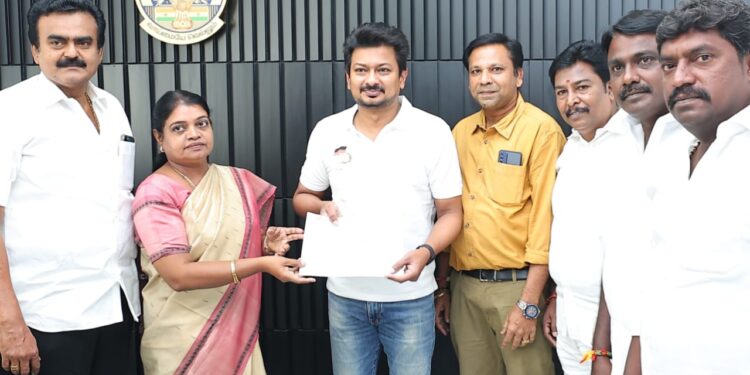 சேலம் திமுக இளைஞர் அணி மாநாட்டிற்கு அமைச்சர் உதயநிதிஸ்டாலினிடம் 1 கோடி காசோலையை அமைச்சர் கீதாஜீவன் வழங்கினார்.