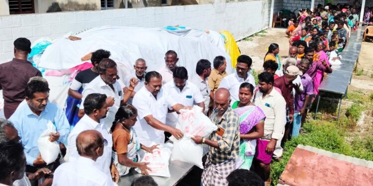 தூத்துக்குடியில் மொழிப்போர் தியாகிகளுக்கு அமைச்சர் அனிதா ராதாகிருஷ்ணன் மலர் அஞ்சலி செலுத்தினார். 