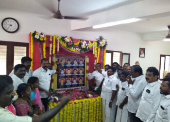 தூத்துக்குடியில் மொழிப்போர் தியாகிகளுக்கு அமைச்சர் அனிதா ராதாகிருஷ்ணன் மலர் அஞ்சலி செலுத்தினார். 