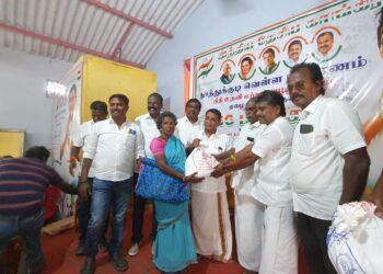 மாப்பிள்ளையூரணியில் மழை வெள்ளத்தால் பாதிக்கப்பட்ட பொதுமக்களுக்கு நிவாரண பொருட்களை சண்முகையா எம்.எல்.ஏ வழங்கினார்.