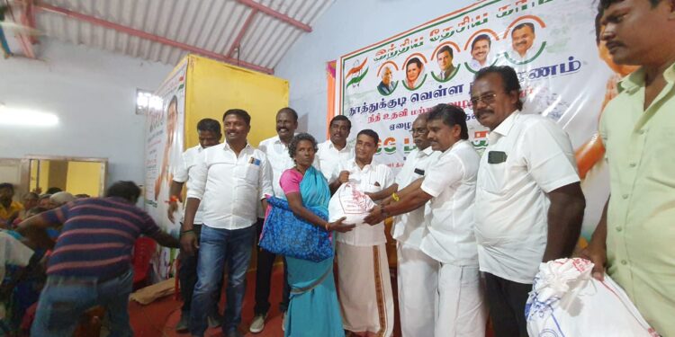 மாப்பிள்ளையூரணியில் மழை வெள்ளத்தால் பாதிக்கப்பட்ட பொதுமக்களுக்கு நிவாரண பொருட்களை சண்முகையா எம்.எல்.ஏ வழங்கினார்.