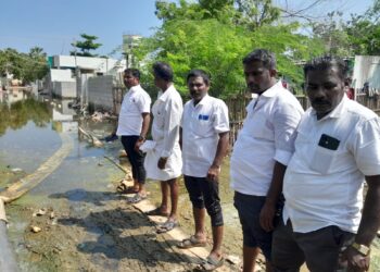 மாப்பிள்ளையூரணியில்   மழை வெள்ளத்தால் பெரிதும் பாதிக்கப்பட்ட சுடலையா புரம்,எம். காமராஜபுரம் பகுதியில்  அதிரடியாக  தொடர்ந்து சீரமைப்பு பணிகளை மேற்கொண்டு  வரும்   பஞ்.தலைவர் சரவணகுமார்:  மனதார  பாராட்டிய   கிராம பொது மக்கள்!