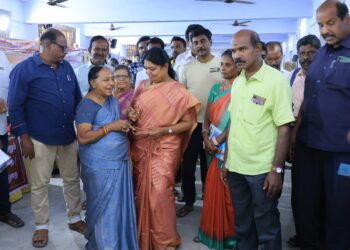 தூத்துக்குடியில் மக்களுடன் முதல்வர் திட்ட சிறப்பு முகாம் அமைச்சர் கீதாஜீவன் ஆய்வு செய்தார். 