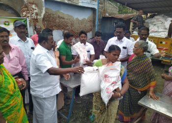 தூத்துக்குடியில் மழை வெள்ளத்தால் பாதிக்கப்பட்ட பொதுமக்களுக்கு முன்னாள் அமைச்சர் சி.த. செல்லப்பாண்டியன் நலத்திட்ட உதவிகளை வழங்கினார்.