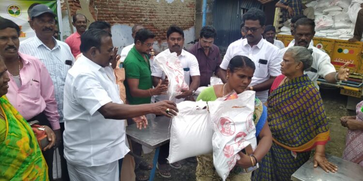 தூத்துக்குடியில் மழை வெள்ளத்தால் பாதிக்கப்பட்ட பொதுமக்களுக்கு முன்னாள் அமைச்சர் சி.த. செல்லப்பாண்டியன் நலத்திட்ட உதவிகளை வழங்கினார்.