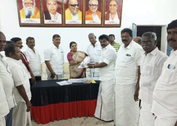 விளாத்திகுளம் சட்டமன்ற தொகுதி திமுக உறுப்பினர் அடையாள அட்டையை அமைச்சர் கீதாஜீவன் வழங்கினார்.