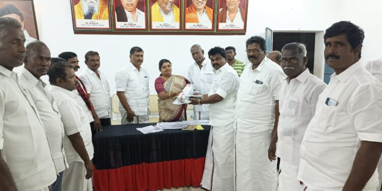 விளாத்திகுளம் சட்டமன்ற தொகுதி திமுக உறுப்பினர் அடையாள அட்டையை அமைச்சர் கீதாஜீவன் வழங்கினார்.