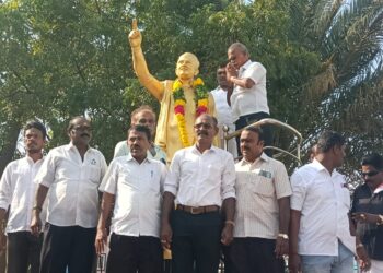 அண்ணாவின் நினைவு தினத்தை முன்னிட்டு தூத்துக்குடி காய்கறி மார்க்கெட் அருகில் உள்ள அவரது சிலைக்கு மதிமுக சார்பில் மாலை அணிவித்து மரியாதை