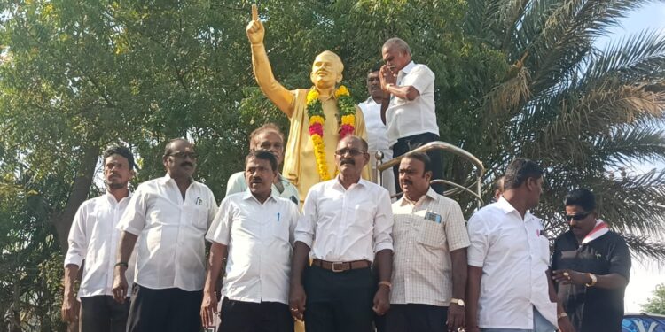 அண்ணாவின் நினைவு தினத்தை முன்னிட்டு தூத்துக்குடி காய்கறி மார்க்கெட் அருகில் உள்ள அவரது சிலைக்கு மதிமுக சார்பில் மாலை அணிவித்து மரியாதை