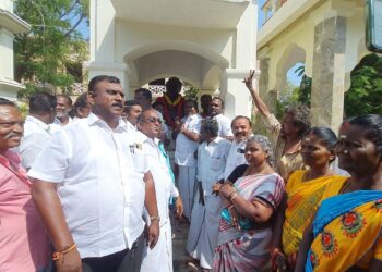 அண்ணாவின் நினைவு தினத்தை முன்னிட்டு தூத்துக்குடி காய்கறி மார்க்கெட் அருகில் உள்ள அவரது சிலைக்கு மதிமுக சார்பில் மாலை அணிவித்து மரியாதை