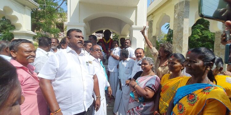 அண்ணாவின் நினைவு தினத்தை முன்னிட்டு தூத்துக்குடி காய்கறி மார்க்கெட் அருகில் உள்ள அவரது சிலைக்கு மதிமுக சார்பில் மாலை அணிவித்து மரியாதை