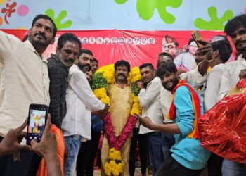 தமிழ் தேசிய பார்வர்ட் பிளாக் கட்சியின் மாநில பொதுச் செயலாளர் வதிலை செல்வம் பிறந்தநாள் விழா கோலாகலம் : முக்கிய பிரமுகர்கள், கட்சி நிர்வாகிகள் நேரில் சந்தித்து வாழ்த்துகள் தெரிவித்தனர்.