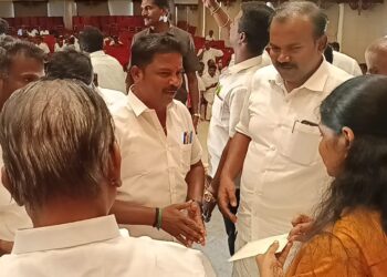 தூத்துக்குடியில் கனிமொழி எம்பி தலைமையில் பொது மக்களிடம் கருத்து கேட்பு: மாப்பிள்ளையூரணி மக்களுக்கு பட்டா வழங்க பஞ்சாயத்து தலைவர் சரவணகுமார் கோரிக்கை!!