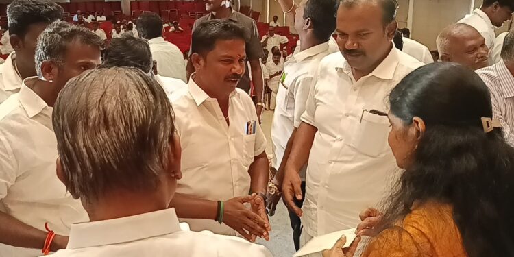 தூத்துக்குடியில் கனிமொழி எம்பி தலைமையில் பொது மக்களிடம் கருத்து கேட்பு: மாப்பிள்ளையூரணி மக்களுக்கு பட்டா வழங்க பஞ்சாயத்து தலைவர் சரவணகுமார் கோரிக்கை!!