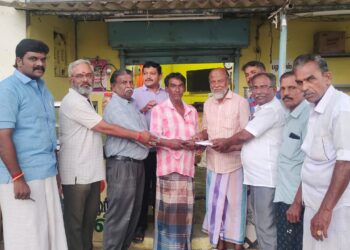 செய்துங்கநல்லூரில் வெள்ளத்தால் பாதிக்கப்பட்ட குடும்பத்திற்கு   அனைத்துக் கடை வியாபாரிகள்நலச்சங்கம்   சார்பில் நிவாரணத் தொகை வழங்கல் : சங்கத் தலைவர்  கே.எஸ். முருகன் வழங்கினார்.