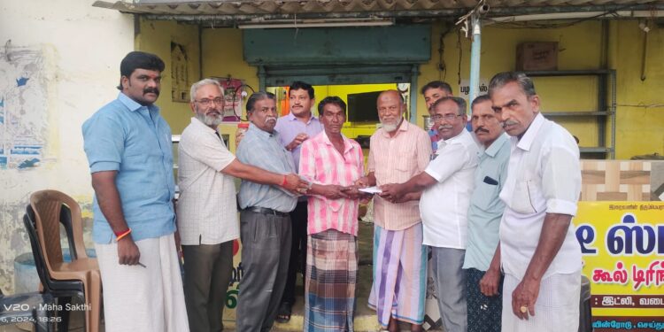 செய்துங்கநல்லூரில் வெள்ளத்தால் பாதிக்கப்பட்ட குடும்பத்திற்கு அனைத்துக் கடை வியாபாரிகள்நலச்சங்கம் சார்பில் நிவாரணத் தொகை வழங்கல் : சங்கத் தலைவர் கே.எஸ். முருகன் வழங்கினார்.