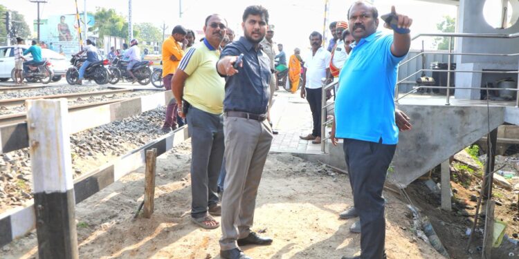 தூத்துக்குடி மாநகராட்சி பகுதியில் மேயர் ஜெகன் பொியசாமி ஆய்வு மேற்கொண்டார்.