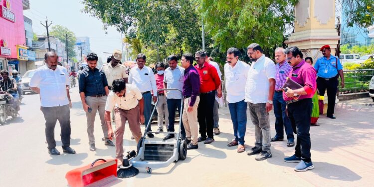 தமிழ்நாடு அரசின் “உங்களைத் தேடி உங்கள் ஊரில்” திட்டத்தின்கீழ் தூத்துக்குடி மாவட்ட கலெக்டர் லெட்சுமிபதி பல்வேறு பகுதிகளில் ஆய்வு