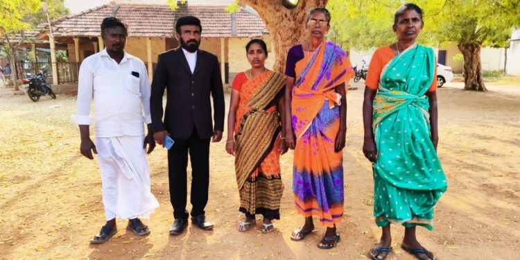 சாத்தான்குளம் போலீஸார், மகேந்திரன் இனி உயிரோடு வரமாட்டான் என்று சொல்லி அடித்தபடியே மகேந்திரனை அடித்து கொன்று விட்டனரே, சித்தி உருக்கம்.