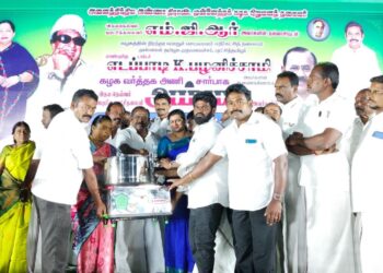 தூத்துக்குடியில் ஜெயலலிதா பிறந்தநாளை முன்னிட்டு 10லட்சம் மதிப்பீல் ஆயிரம் பேருக்கு நலத்திட்ட உதவிகளை மாநில அதிமுக வர்த்தக அணி செயலாளர் சி.த.செல்லப்பாண்டியன் வழங்கினார். 