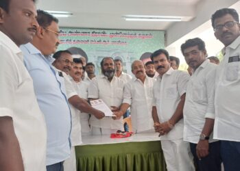 தூத்துக்குடி பாராளுமன்ற தொகுதியில் அதிமுக சார்பில் போட்டியிட முன்னாள் அமைச்சர் சி.த.செல்லப்பாண்டியன் விருப்ப மனு வழங்கினார்