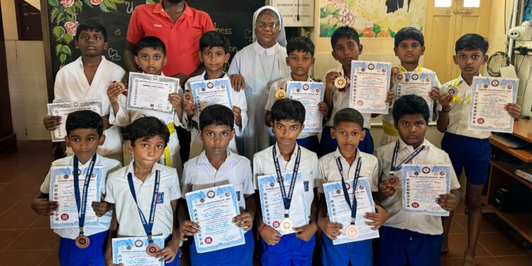 தென்மண்டல அளவிலான கராத்தே போட்டியில் தூத்துக்குடி பள்ளி மாணவர்கள் சாதனை.