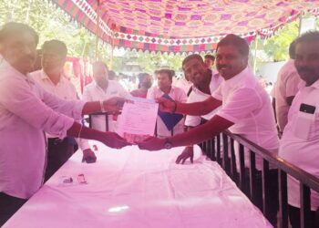 தூத்துக்குடி பாராளுமன்ற தொகுதியில் திமுக சார்பில் கனிமொழி போட்டியிட திமுக ஒன்றிய செயலாளர் சரவணக்குமார் விருப்ப மனு வழங்கினார்