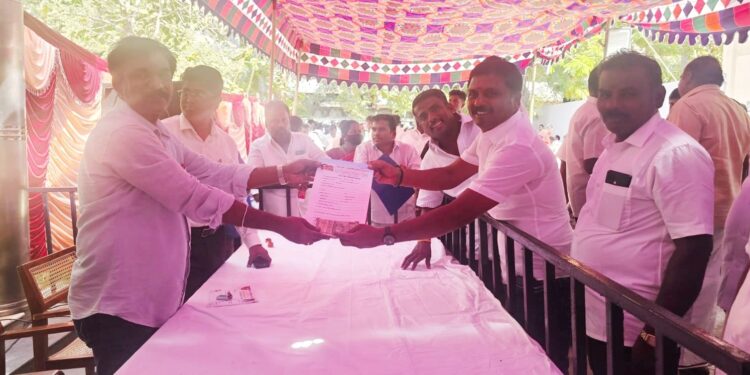 தூத்துக்குடி பாராளுமன்ற தொகுதியில் திமுக சார்பில் கனிமொழி போட்டியிட திமுக ஒன்றிய செயலாளர் சரவணக்குமார் விருப்ப மனு வழங்கினார்