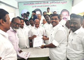 தூத்துக்குடி பாராளுமன்ற தொகுதியில் அதிமுக சார்பில் போட்டியிட பார் கவுன்சிலர் உறுப்பினர் பிரபு விருப்ப மனு வழங்கினார்