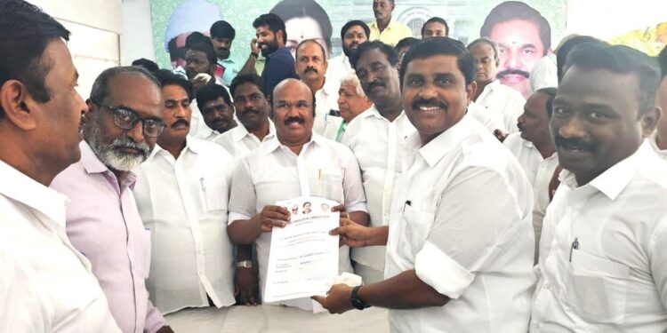 தூத்துக்குடி பாராளுமன்ற தொகுதியில் அதிமுக சார்பில் போட்டியிட பார் கவுன்சிலர் உறுப்பினர் பிரபு விருப்ப மனு வழங்கினார்