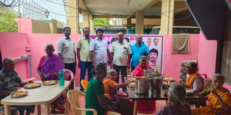 தூத்துக்குடியில் முதலமைச்சர் ஸ்டாலின் பிறந்தநாளையொட்டி முதியோர் இல்லத்தில் உணவு, இனிப்புகள் வழங்கப்பட்டது.