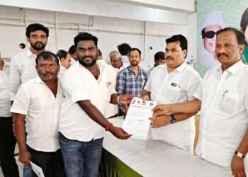 தூத்துக்குடி பாராளுமன்ற தொகுதியில் அதிமுக சார்பில் எடப்பாடி பழனிச்சாமி போட்டியிட வேண்டும் என தூத்துக்குடி அதிமுக நிர்வாகி விருப்ப மனு வழங்கினார்