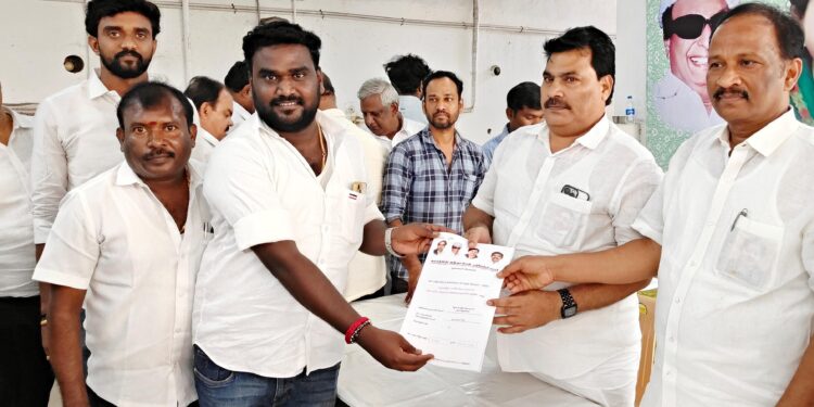 தூத்துக்குடி பாராளுமன்ற தொகுதியில் அதிமுக சார்பில் எடப்பாடி பழனிச்சாமி போட்டியிட வேண்டும் என தூத்துக்குடி அதிமுக நிர்வாகி விருப்ப மனு வழங்கினார்