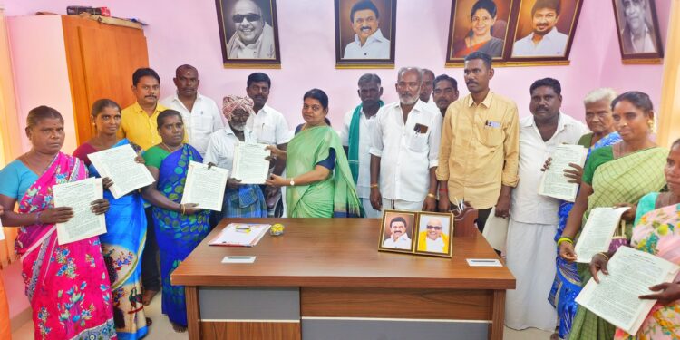 தூத்துக்குடியில் அமைச்சர் கீதாஜீவன் 19 பேருக்கு பட்டா வழங்கினார்