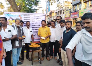 வாயால் வடை சூடும் மோடி ஓன்றிய அரசை கண்டித்து தூத்துக்குடியில் திமுக வடை வழங்கி விழிப்புணர்வு துண்டு பிரசுரம் வழங்கினார்கள்.