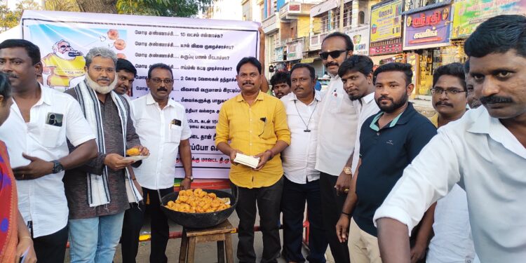 வாயால் வடை சூடும் மோடி ஓன்றிய அரசை கண்டித்து தூத்துக்குடியில் திமுக வடை வழங்கி விழிப்புணர்வு துண்டு பிரசுரம் வழங்கினார்கள்.