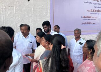 தூத்துக்குடி மாநகராட்சி பகுதி சுவர்களில் வண்ண ஓவியங்கள் வரையும் பணியை கனிமொழி எம்.பி தொடங்கி வைத்தார்.