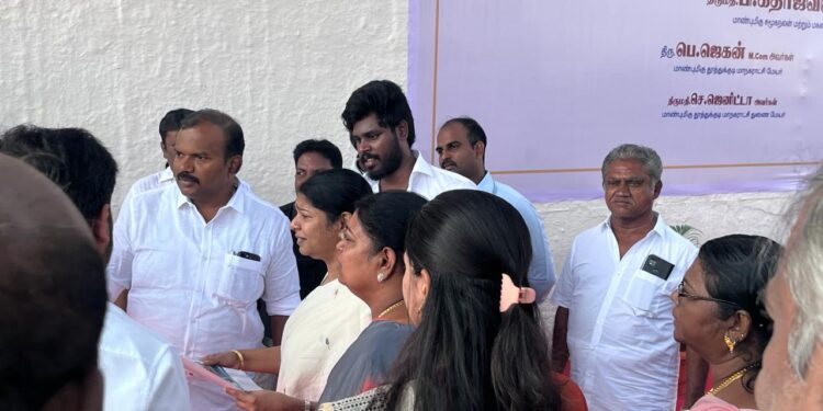 தூத்துக்குடி மாநகராட்சி பகுதி சுவர்களில் வண்ண ஓவியங்கள் வரையும் பணியை கனிமொழி எம்.பி தொடங்கி வைத்தார்.