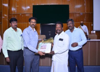 தமிழ்நாடு அரசு கலை, பண்பாட்டு துறை சார்பில் தமிழன்டா ஜெகஜீவன் -க்கு கலைச்சுடர் மணி விருது: மாவட்ட ஆட்சித் தலைவர் லட்சுமிபதி வழங்கி பாராட்டினார்.