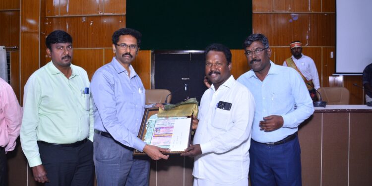 தமிழ்நாடு அரசு கலை, பண்பாட்டு துறை சார்பில் தமிழன்டா ஜெகஜீவன் -க்கு கலைச்சுடர் மணி விருது: மாவட்ட ஆட்சித் தலைவர் லட்சுமிபதி வழங்கி பாராட்டினார்.