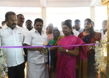 தூத்துக்குடி மாநகராட்சி ஸ்மார்ட் சிட்டி பேருந்து நிலையத்தில் தமிழ்நாடு அரசின் சாதனை விளக்க புகைப்படக் கண்காட்சியினை அமைச்சர்கள் கீதாஜீவன், அனிதா ராதாகிருஷ்ணன் திறந்து வைத்தனர்.